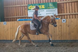 Aurora-Chérie das erste Mal mit Besitzerin Susanne im Sattel - August 2015